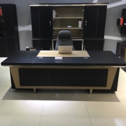 ban-tong-giam-doc-BOSS65