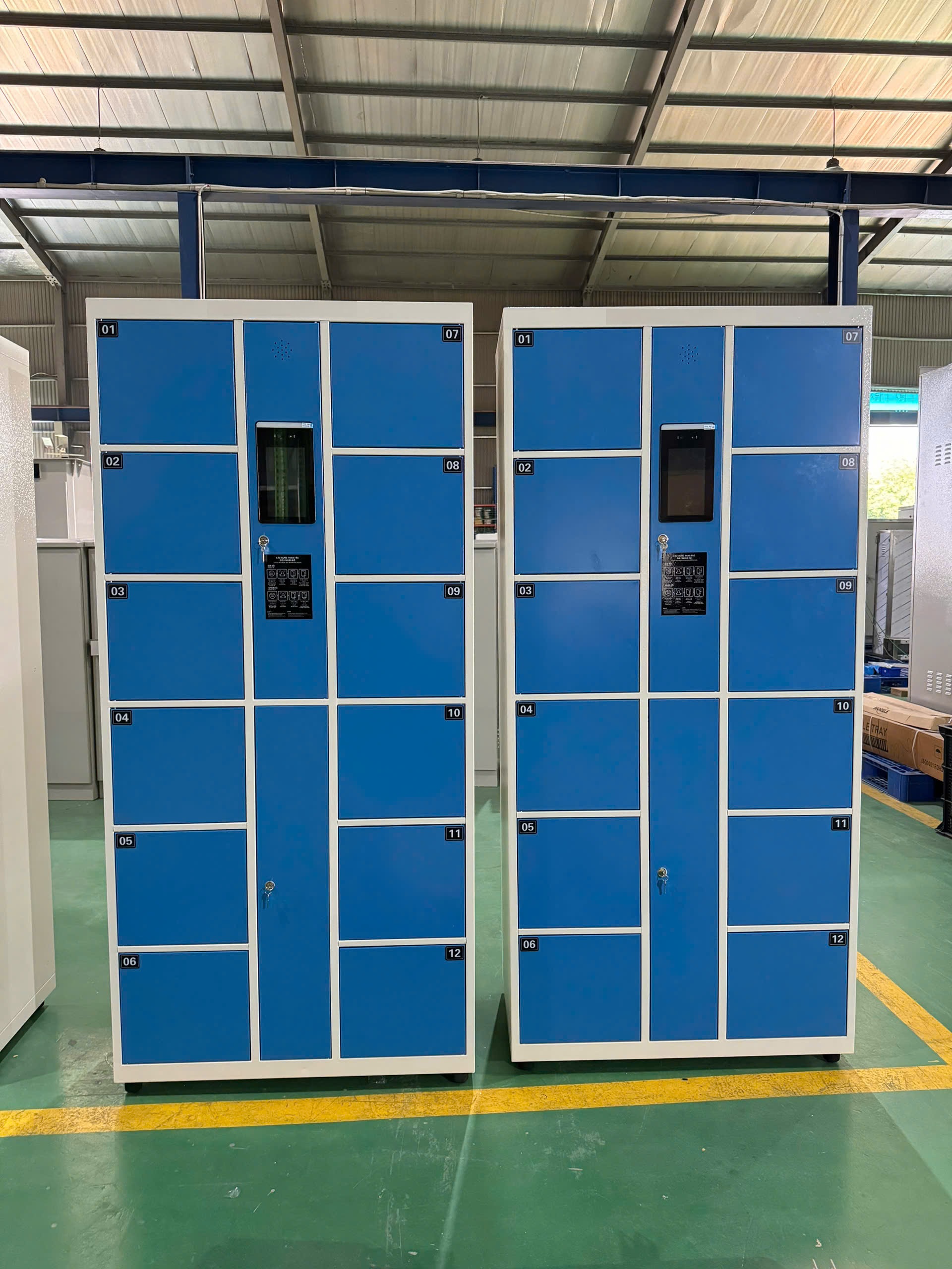 Tủ locker thông minh 12 ngăn khóa bằng điện tử nhận diện khuôn mặt Face ID